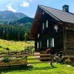 Die Hütte der Fischer Alm mit Bergkulisse