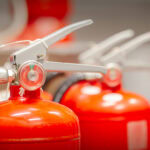 Vista de vários gatilhos em extintores.