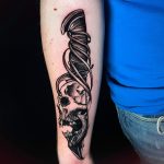 koponya késsel alkar tetoválás, skull with knife forearm tattoo