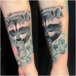 mosómedve fekete fehér színes tetoválás, raccoon black and white colour tattoo
