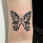 fekete fehér pillangó tetoválás Budapest, black and white butterfly tattoo Budapest