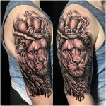 oroszlán korona reál fekete fehér tetoválás felkar, lion crown real black and white tattoo upper arm