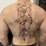 teljes hát fekete fehér szürke tetoválás bolygó csillagjegy mérleg Föld idő változás, full back black white gray tattoo planet zodiac sign libra earth time change