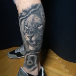 oroszlán reál láb tetoválás Budapest, lion real leg tattoo Budapest