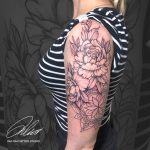 felkar virág mandala fekete fehér szürke tetoválás Budapest, upper arm flower mandala black white gray tattoo Budapest