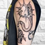buzogány kígyó lánc feket fehér felkar tetoválás, mace snake chain black white upper arm tattoo