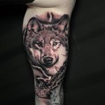 farkas Thor kalapácsa reál tetoválás fekete fehér Budapest tetoválás, wolf Thor's hammer real tattoo black and white Budapest tattoo