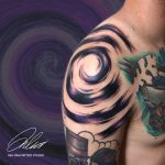 fekete fehér lila váll tetoválás színes, black white purple shoulder tattoo colorful