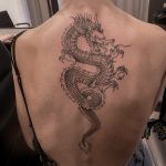 sárkány tetoválás hát testrészre fekete fehér tetoválás, dragon tattoo on back body part black and white tattoo