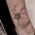 fekete fehér pók tetoválás Budapest, black and white spider tattoo Budapest