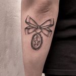 masni csillag medál fekete fehér tetoválás alkar, bow star pendant black and white tattoo forearm