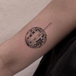 diszkógömb gömb lánc jókedv szórakozás tetoválás, disco ball ball chain fun fun tattoo