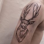 szarvas fekete fehér szürke felkar tetoválás Budapest, deer black white gray upper arm tattoo Budapest