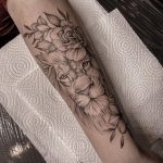 oroszlán virág fekete fehér alkar tetoválás Budapest, lion flower black white forearm tattoo Budapest