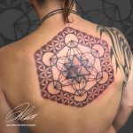 teli hát fekete fehér szürke barna mandala háromszög geometrikus tetoválás Budapest, full back black white gray brown mandala triangle geometric tattoo Budapest