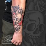 koponya rózsa fekete fehér piros alkar tetoválás Budapest, skull rose black white red forearm tattoo Budapest