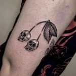 koponya cseresznye kar tetoválás Budapest, skull cherry arm tattoo Budapest