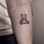 mackó medve kar tetoválás Budapest, teddy bear arm tattoo Budapest