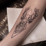 szarvas tavasz erdő fekete fehér szürke alkar tetoválás, deer spring forest black white gray forearm tattoo