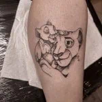 oroszlán nőstény kölyök oroszlán tetoválás Budapest, lion female cub lion tattoo Budapest