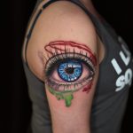 kék szem felkar színes tetoválás Budapest, blue eye upper arm color tattoo Budapest
