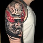 Felkar Japán stílusú fekete fehér szürke piros tetoválás, Upper arm Japanese style black white gray red tattoo