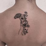 virág kutya fekete fehér hát tetoválás, flower dog black white back tattoo