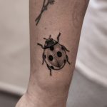 katicabogár alkar fekete fehér tetoválás, ladybug forearm black and white tattoo