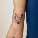 szerencsepatkó tetoválás alkar, lucky horseshoe tattoo forearm