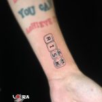dobókocka betükkel tetoválás alkar, dice letter tattoo forearm