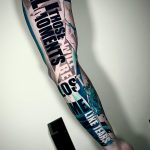 kék fekete fehér felirat kar tetoválás Budapest, blue black white lettering arm tattoo Budapest