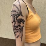 felkar sárkány tetoválás Budapest, upper arm dragon tattoo Budapest