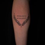 évszám római szám babérlevél babér koszorú tetoválás, year roman numeral laurel leaf laurel wreath tattoo