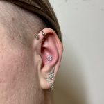 dupla hélix lobe tragus daith piercing ezüst színű ékszer Kardos Dávid piercer, double helix lobe tragus daith piercing silver jewelry Dávid Kardos piercer