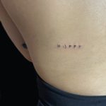 happy felirat tetoválás, happy lettering tattoo