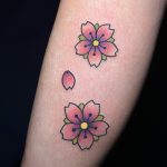 színes virág alkar tetoválás, colorful flower forearm tattoo