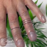 ujj tetoválás vonalas tetoválás Budapest, finger tattoo line tattoo Budapest