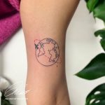 Földgömb repülő Föld körüli utazás tetoválás, Globe flying around the world travel tattoo