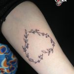 szív virágkoszorú tetoválás Budapest, heart wreath tattoo Budapest