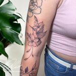 kolibri madár kar tetoválés fekete fehér tetoválás Budapest, colibri bird arm tattoo black and white tattoo Budapest