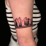 erdő hegy felkar tetoválás forest mountain tattoo Budapest