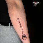 felirat koponya alkar tetoválás, inscription skull forearm tattoo