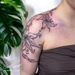 Kovács Júlia tattoo artist Ink Man Tattoo Studio Budapest flower upper arm tattoo tetoválás