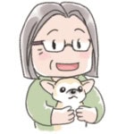 チワワを抱っこした初老の女性飼い主が笑っている