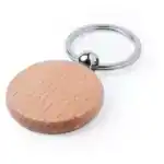 Houten sleutelhanger met metalen ring, minimalistisch en natuurlijk ontwerp.