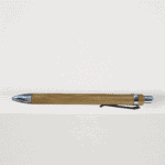 Houten balpen met metalen punt en clip, minimalistisch ontwerp voor schrijven.