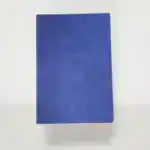 Notitieboekje met blauwe kaft, geschikt voor notities en schetsen.