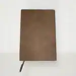Notitieboekje met leren kaft en elastische band voor notities en plannen.
