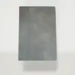 Laptop met grijze behuizing op witte achtergrond, minimalistisch ontwerp.