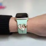 Smartwatch met hartvormige foto van stel op mintgroene band.